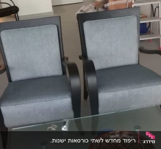 שני כיסאות ליד שולחן זכוכית עם מסמכים